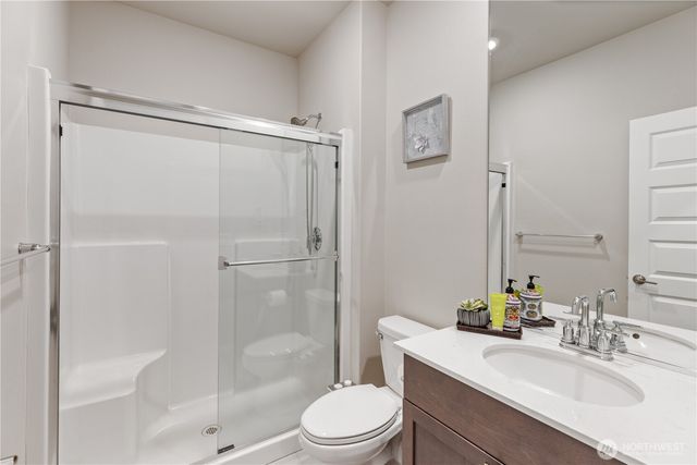 17621 Crossing Drive E, Puyallup, WA 98374