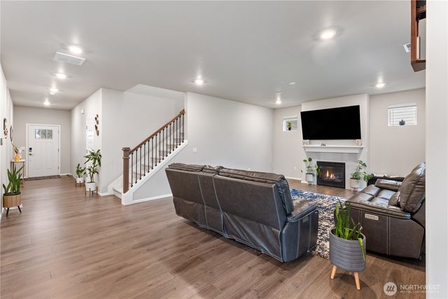 17621 Crossing Drive E, Puyallup, WA 98374