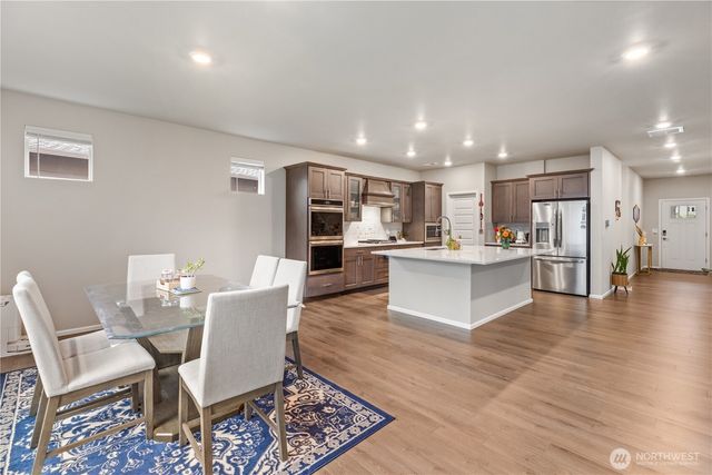17621 Crossing Drive E, Puyallup, WA 98374