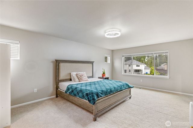 17621 Crossing Drive E, Puyallup, WA 98374