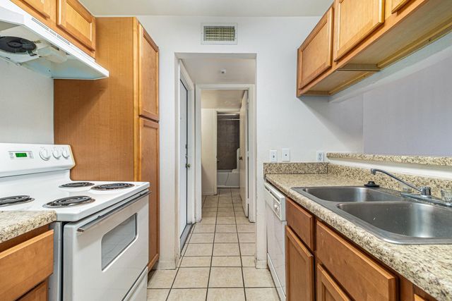 3045 Walnut Bend Lane 33, Houston, TX 77042