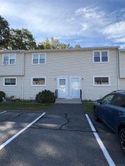 1081 New Haven Road APT 4C, Naugatuck, CT 06770