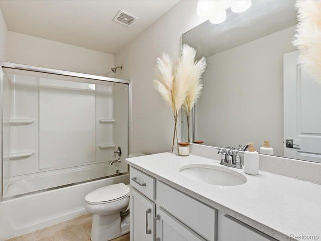 8767 Grove Street, Washington Township, MI 48094