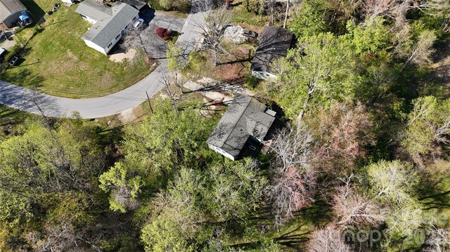 33 Springside Drive, Hendersonville, NC 28792