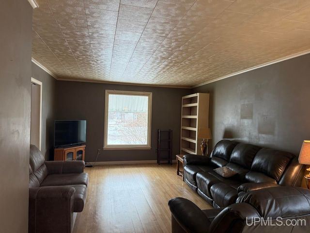 1016 S 10th Avenue, Escanaba, MI 49829