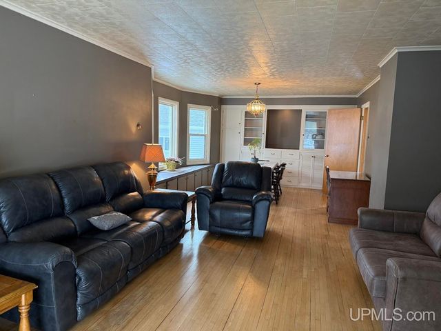 1016 S 10th Avenue, Escanaba, MI 49829