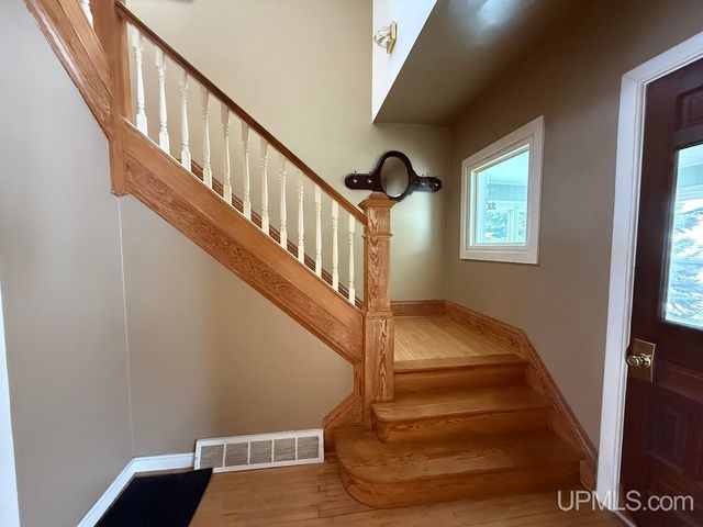 1016 S 10th Avenue, Escanaba, MI 49829