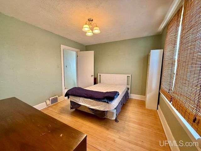 1016 S 10th Avenue, Escanaba, MI 49829