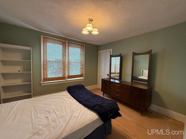 1016 S 10th Avenue, Escanaba, MI 49829