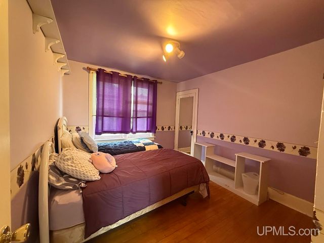 1016 S 10th Avenue, Escanaba, MI 49829