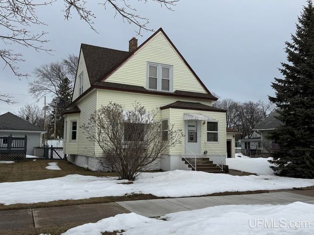 1016 S 10th Avenue, Escanaba, MI 49829