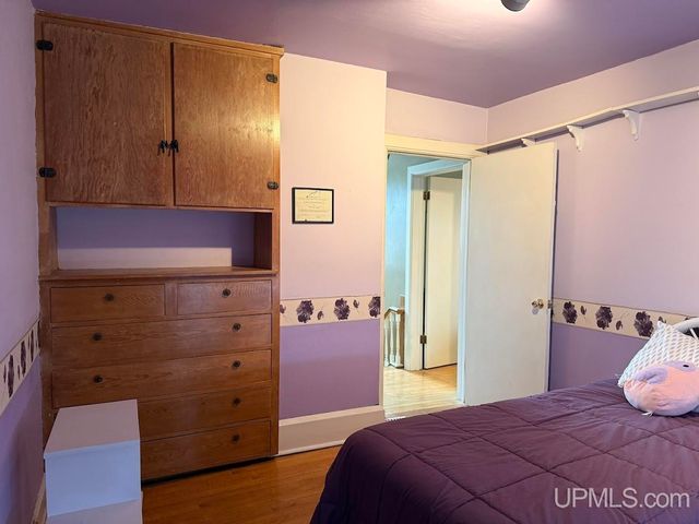 1016 S 10th Avenue, Escanaba, MI 49829