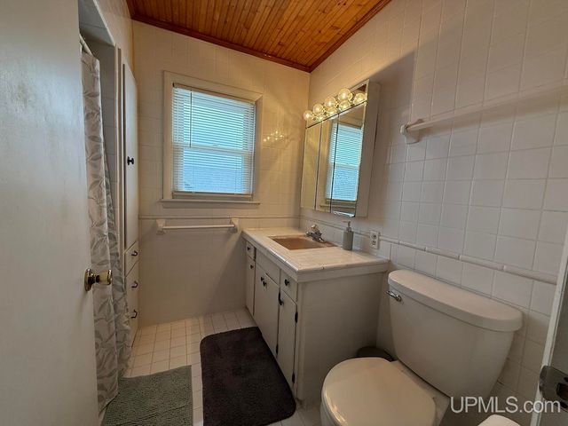 1016 S 10th Avenue, Escanaba, MI 49829