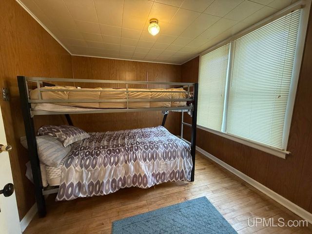 1016 S 10th Avenue, Escanaba, MI 49829