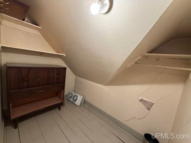 1016 S 10th Avenue, Escanaba, MI 49829