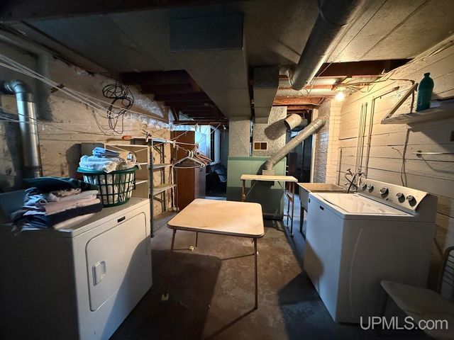 1016 S 10th Avenue, Escanaba, MI 49829