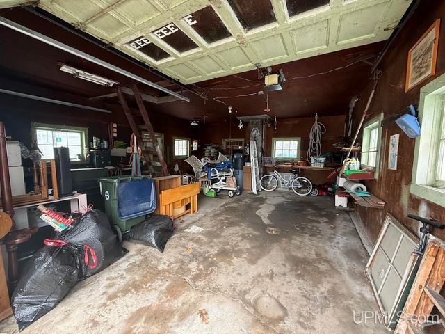 1016 S 10th Avenue, Escanaba, MI 49829