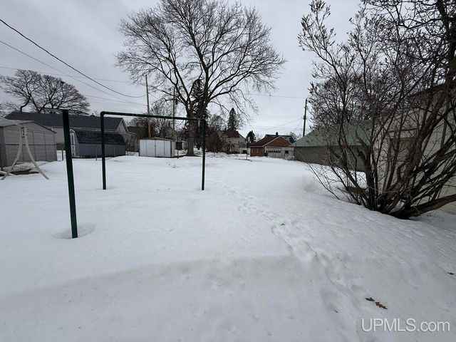 1016 S 10th Avenue, Escanaba, MI 49829