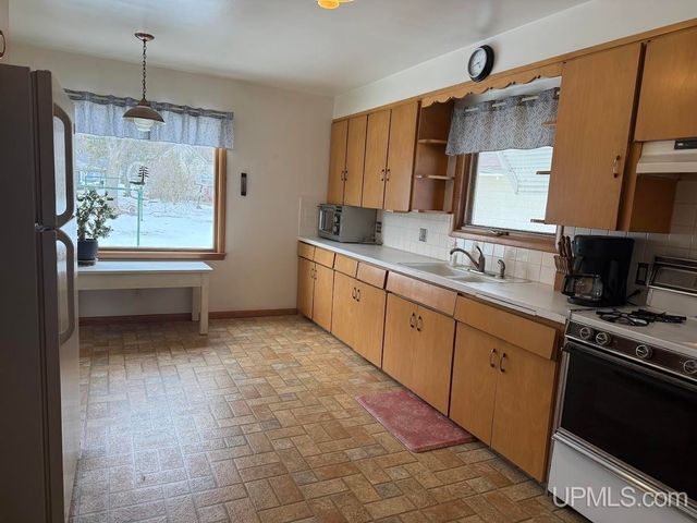 1016 S 10th Avenue, Escanaba, MI 49829