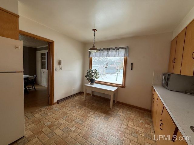 1016 S 10th Avenue, Escanaba, MI 49829