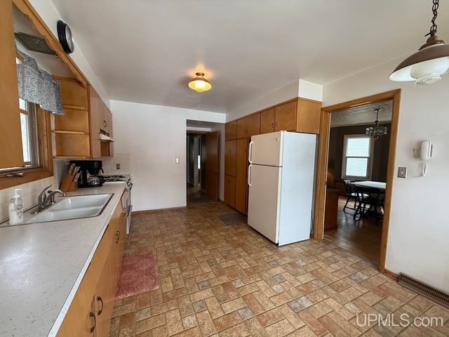 1016 S 10th Avenue, Escanaba, MI 49829