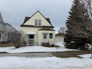 1016 S 10th Avenue, Escanaba, MI 49829