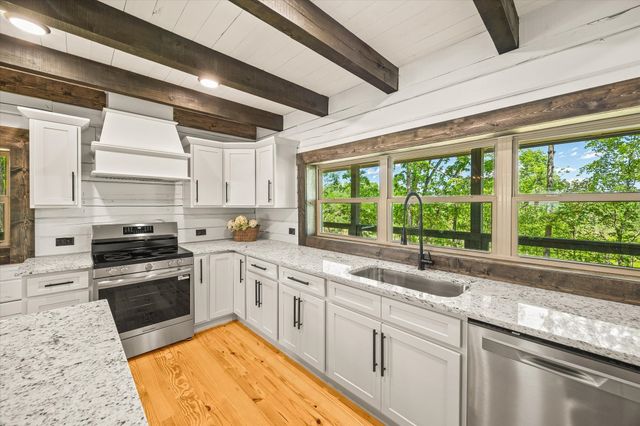 4221 New Hope Rd, Celina, TN 38551
