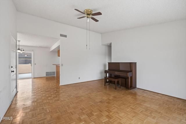 176 Fashion Park Place, Oxnard, CA 93033