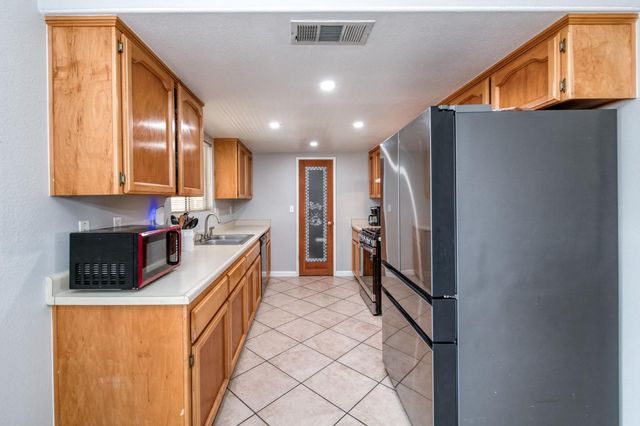 983 Church Avenue, Sanger, CA 93657