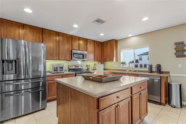 1422 NE 9th TER, Cape Coral, FL 33909