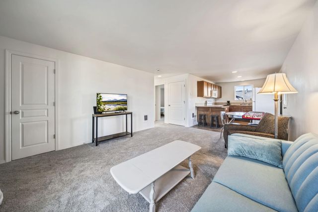 2527 NE 5th Street, Redmond, OR 97756