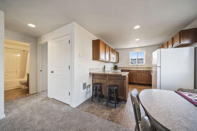 2527 NE 5th Street, Redmond, OR 97756