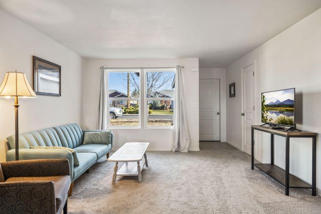 2527 NE 5th Street, Redmond, OR 97756