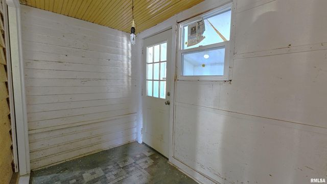 1313 N NEWTON Avenue, Johnston City, IL 62951