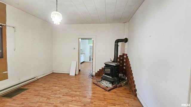 1313 N NEWTON Avenue, Johnston City, IL 62951