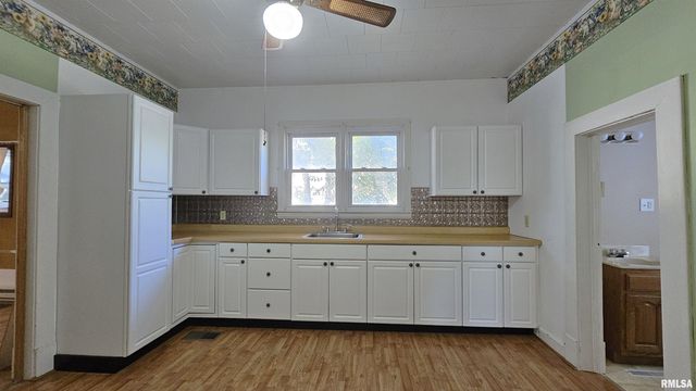 1313 N NEWTON Avenue, Johnston City, IL 62951