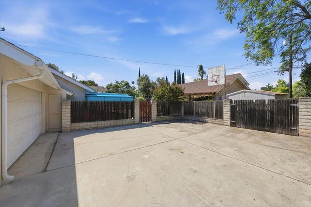 230 E Sunset Drive N, Redlands, CA 92373