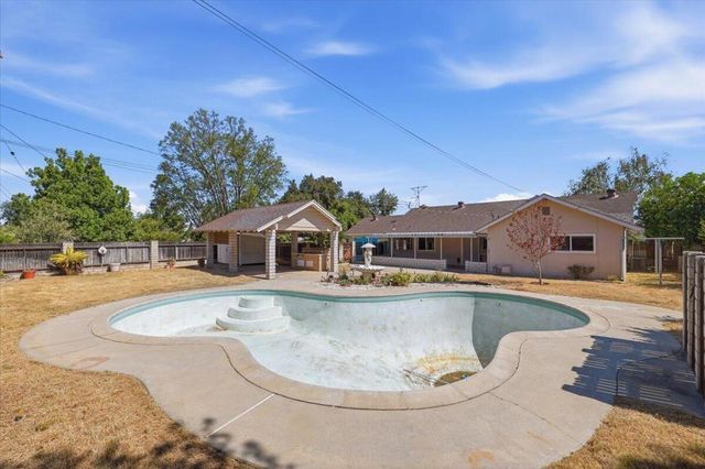 230 E Sunset Drive N, Redlands, CA 92373