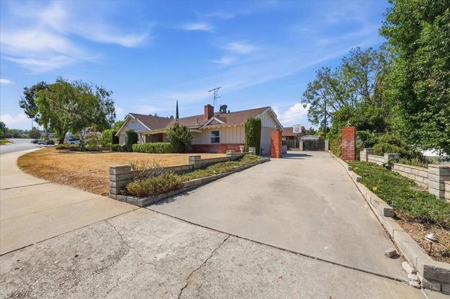 230 E Sunset Drive N, Redlands, CA 92373