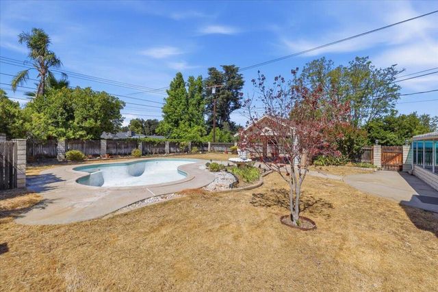 230 E Sunset Drive N, Redlands, CA 92373