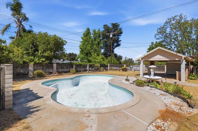 230 E Sunset Drive N, Redlands, CA 92373