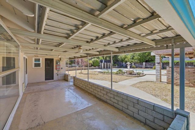 230 E Sunset Drive N, Redlands, CA 92373