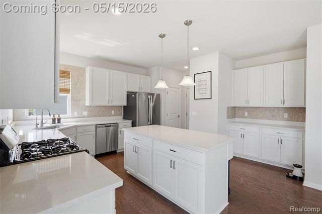 241 Quartz Way, White Lake, MI 48386