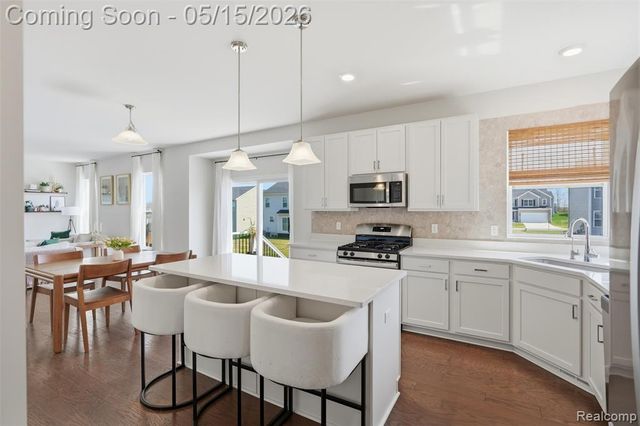 241 Quartz Way, White Lake, MI 48386