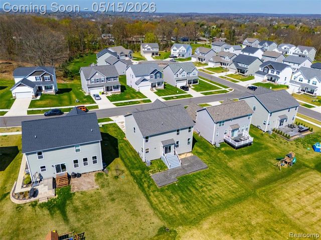 241 Quartz Way, White Lake, MI 48386