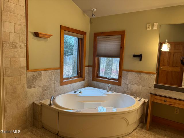 148 Appleton Road, Clifton Park, NY 12148