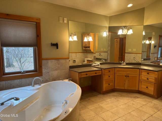 148 Appleton Road, Clifton Park, NY 12148