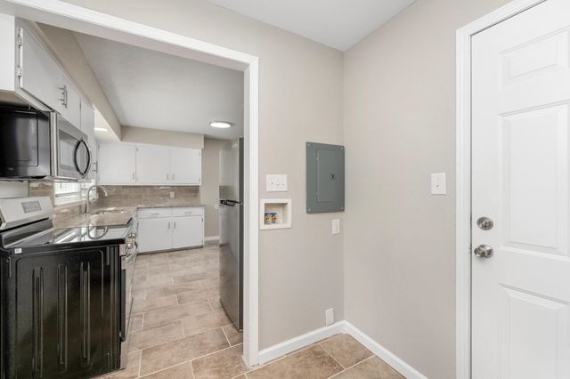 3220 S Downtain, Wichita, KS 67217