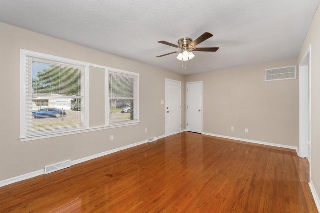 3220 S Downtain, Wichita, KS 67217
