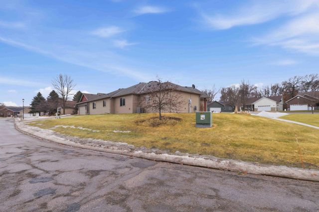 932 Oak Pond Court, Sartell, MN 56377